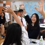 东京加拿大国际学校的学生们在课堂上积极举手