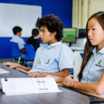 普吉岛领先国际学校的学生在电脑室认真学习