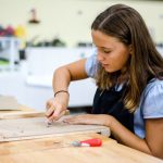 普吉岛领先国际学校的学生雕刻木板
