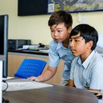 普吉岛领先国际学校的学生在电脑上认真学习