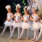 普吉岛领先国际学校的小女孩跳芭蕾舞