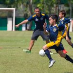 普吉岛领先国际学校的学生踢足球