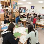 广岛国际学校的学生们在教室写作业