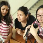 广岛国际学校的学生们研究相机