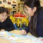 广岛国际学校的老师和学生一起看书
