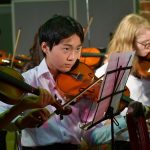 广岛国际学校的学生拉小提琴