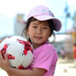 京都国际学校的小女孩拿着足球