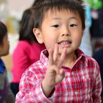 京都国际学校的小男孩伸出3个手指