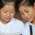 圣母昆仲会国际学校的学生们一起看书