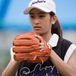 关西学院大学大阪国际学校的学生准备投掷棒球