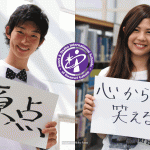 关西学院大学大阪国际学校的学生拿着手写板