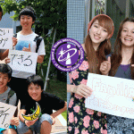 关西学院大学大阪国际学校的学生拿着手写板