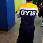大阪YMCA 国际学校的学生穿着印有学校logo的长T恤