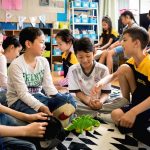 大阪YMCA 国际学校的学生们在教室里聊天