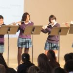 圣心国际学校的学生表演吹长笛