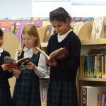 圣心国际学校的学生在图书馆看书