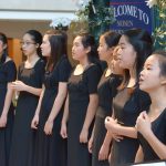 清泉国际学校的学生在唱歌