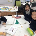 清泉国际学校的学生在教室里做小组任务