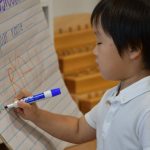 清泉国际学校的学生用签字笔写字