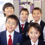 圣玛丽国际学校的5个小男孩开心的微笑