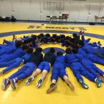 圣玛丽国际学校的学生趴在篮球场地板上