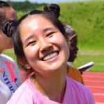 筑波国际学校的扎着两个发髻的女孩开心的大笑