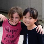 筑波国际学校的2个小女孩肩搭肩