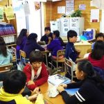 筑波国际学校的学生们在教室里讨论