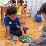 筑波国际学校的学生玩桌游