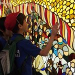 筑波国际学校的学生观察彩色玻璃