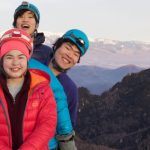 日本轻井泽世界联合学院的学生在山顶