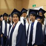 日本轻井泽世界联合学院的学生们毕业典礼