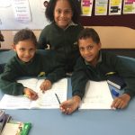 巴布亚新几内亚澳大利亚国际学校的学生们在教室里写作业