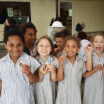 巴布亚新几内亚澳大利亚国际学校的学生们吃糖果