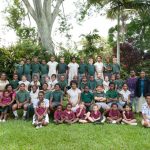 巴布亚新几内亚澳大利亚国际学校的学生们在室外合影