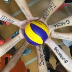 达卡美国国际学校的学生们拿着排球