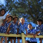 Apii Te Uki Ou学校的学生在户外游乐场
