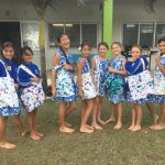 Apii Te Uki Ou学校的学生们带着自己做的布袋子