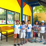 QSI帝力国际学校的学生们站在色彩鲜艳的墙前