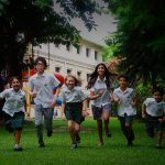 达卡国际学校的学生在校园奔跑