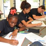 维拉港国际学校的学衡在教室写作业
