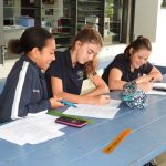维拉港国际学校的学生在一起学习