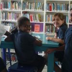 维拉港国际学校的学生在图书馆学习