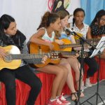QSI帝力国际学校的学生弹吉他唱歌