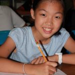 塞班岛国际学校的小女孩写字