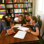 塔希提岛国际学校的学生在图书馆讨论