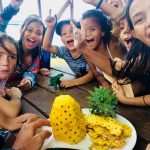 塔希提岛国际学校的学生吃菠萝