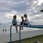 塔希提岛国际学校的学生坐在海边的栏杆上