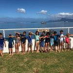 塔希提岛国际学校的学生们在海边站成一排