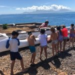 塔希提岛国际学校的学生抬着船下海